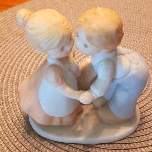 Masterpiece Circle of Friends figurine - Picture 1 of 6
